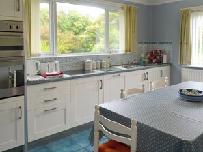 Dishwasher, cookware/dishes/utensils, freezer