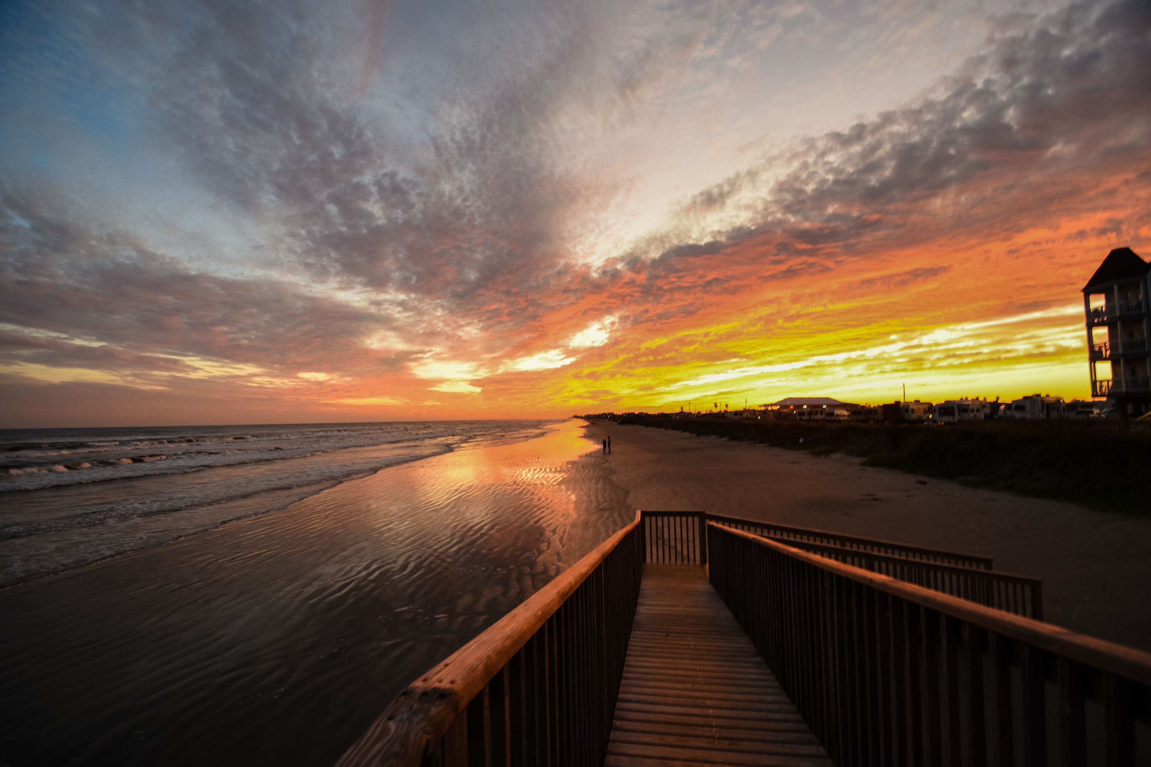 En la playa, camastros y toallas de playa 