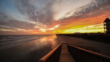 En la playa, camastros y toallas de playa