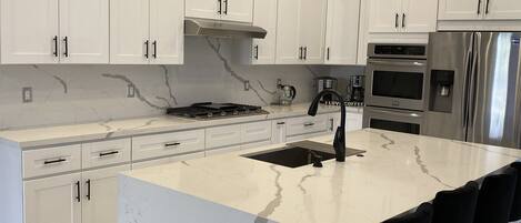 Kühlschrank, Mikrowelle, Ofen, Herdplatte