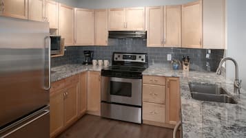 Kylskåp, mikrovågsugn, ugn och spishäll