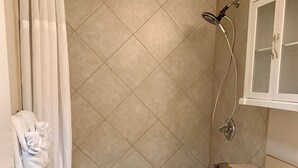 Une salle de bain avec une baignoire, des toilettes et une douche.