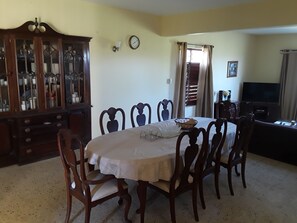 Dining - Secluded location/Weekly Discounts/ 15 mins Ocho Rios/ Netflix Cable TV (Colgate)