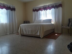 4 bedrooms, iron/ironing board, WiFi, bed sheets - Secluded location/Weekly Discounts/ 15 mins Ocho Rios/ Netflix Cable TV (Colgate)