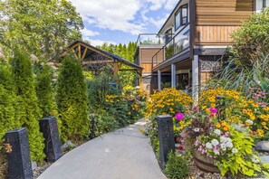 Property grounds - Rayleigh Riverfront Retreat - Wedding Ceremonies Welcome. (Kamloops)