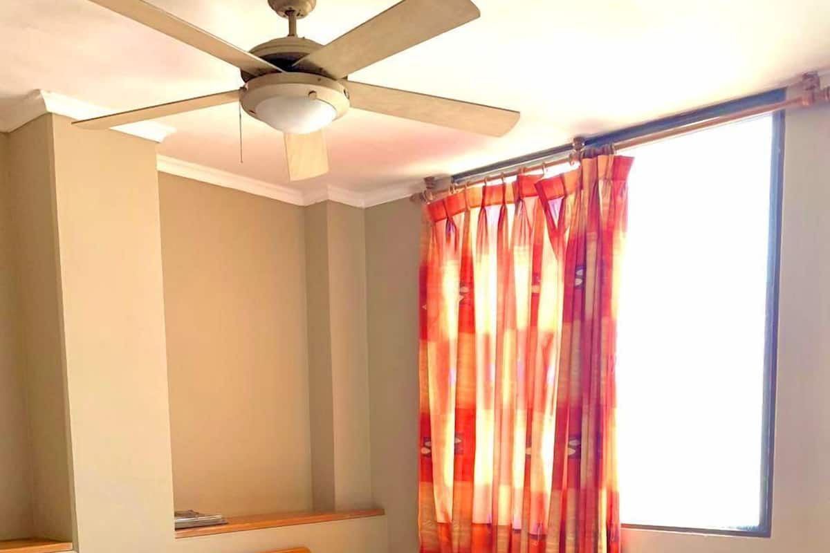 1 habitación, espacio para trabajar con laptop y wifi gratis