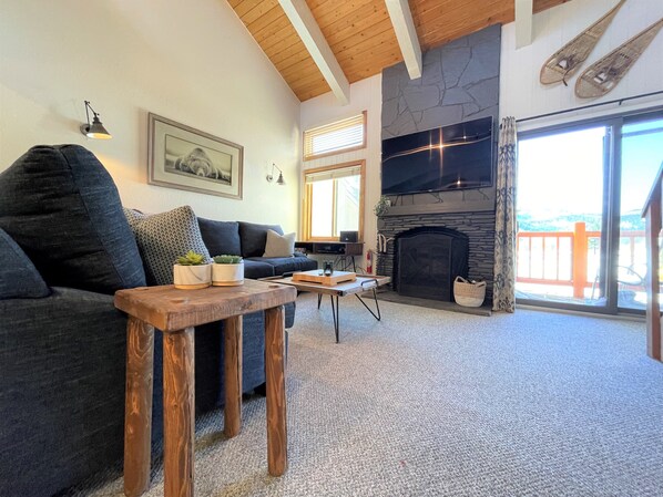 Smart TV, caminetto, videogiochi, lettore DVD