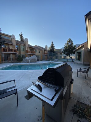 Una piscina al aire libre, una piscina climatizada