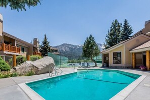Una piscina al aire libre, una piscina climatizada