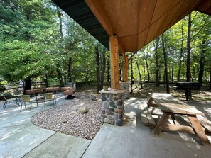 Outdoor dining - Linken Log Cabin @ Spring Brook Resort (Wisconsin Dells)