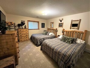 5 bedrooms, iron/ironing board, free WiFi, bed sheets - Linken Log Cabin @ Spring Brook Resort (Wisconsin Dells)