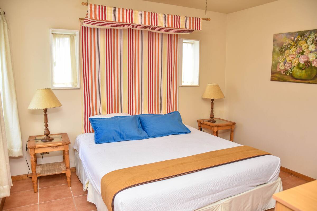 Ropa de cama de alta calidad, cubrecamas, minibar y cortinas blackout