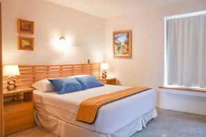 Ropa de cama de alta calidad, cubrecamas, minibar y cortinas blackout
