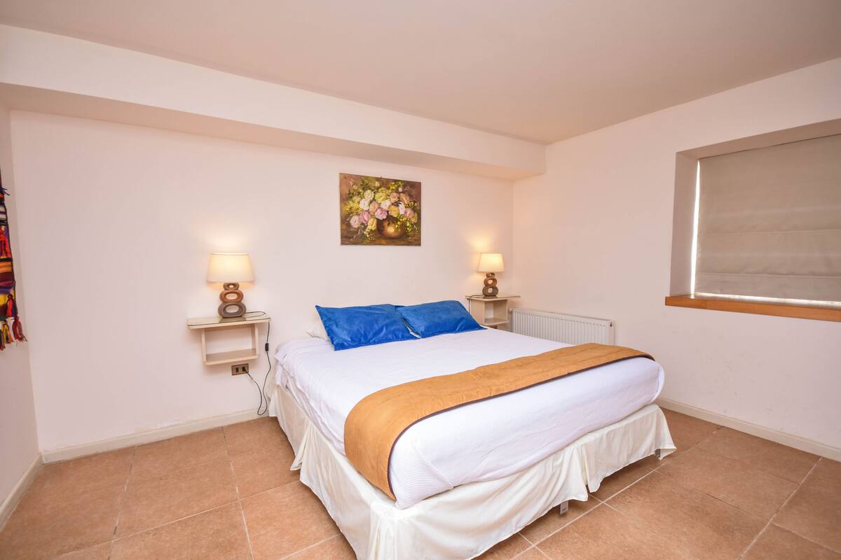 Ropa de cama de alta calidad, cubrecamas, minibar y cortinas blackout