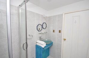 Suite Standard | Bagno | Doccia, soffione a pioggia, asciugacapelli, asciugamani