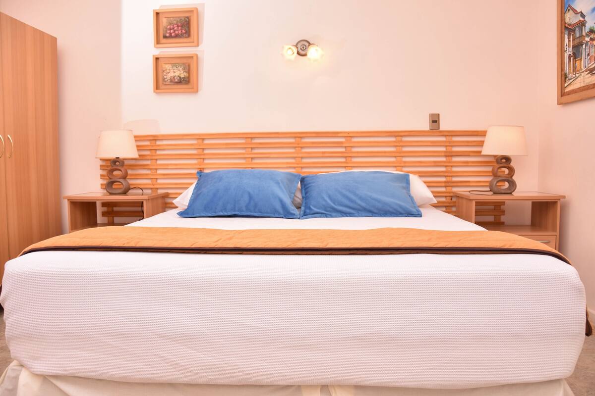 Ropa de cama de alta calidad, cubrecamas, minibar y cortinas blackout