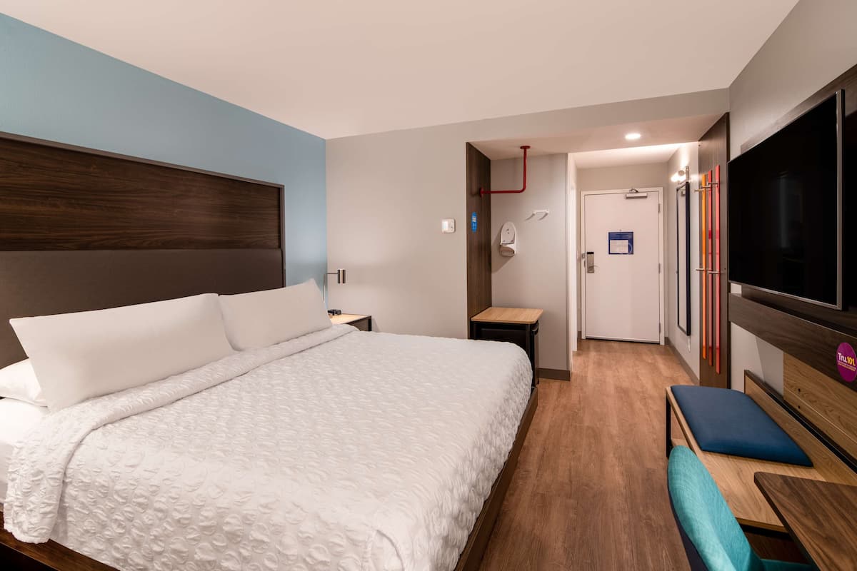 Iron/ironing board, free WiFi, bed sheets