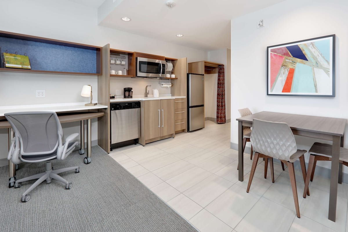 Ropa de cama hipoalergénica y escritorio