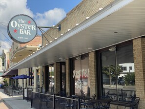 Outdoor dining - Quaint, Cozy, Spacious, Airy ...one of Gruene's favorites.  (New Braunfels)