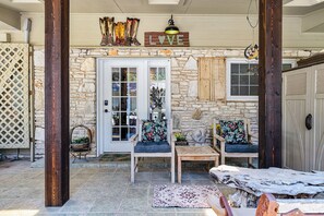 Terrace/patio - Quaint, Cozy, Spacious, Airy ...one of Gruene's favorites.  (New Braunfels)