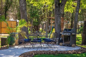 Outdoor dining - Quaint, Cozy, Spacious, Airy ...one of Gruene's favorites.  (New Braunfels)