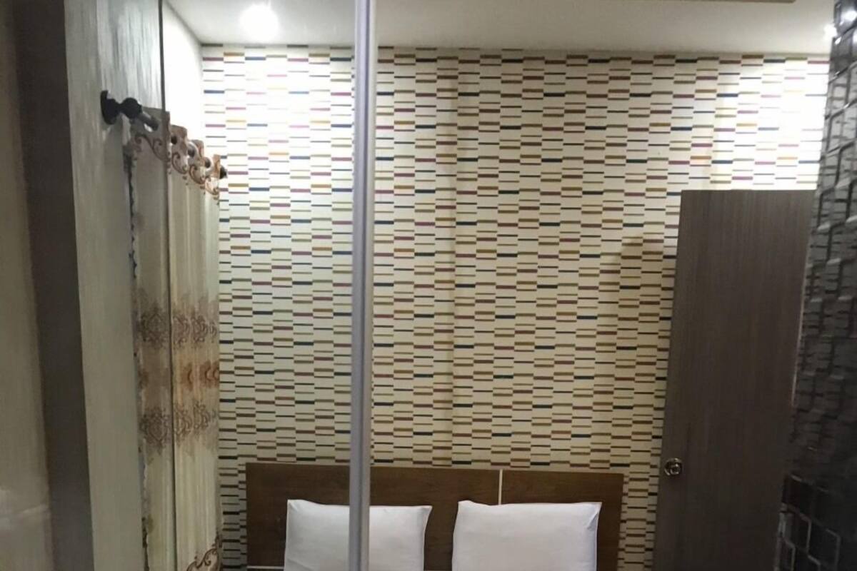 Habitación económica con 1 cama matrimonial o 2 individuales | Decoración personalizada, muebles diferentes y escritorio