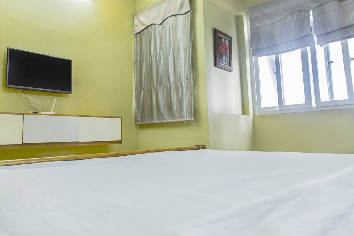 Habitación doble estándar | Decoración personalizada, muebles diferentes y escritorio