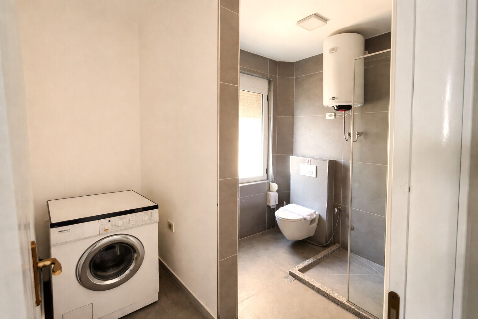 Bruser, hårtørrer, hjemmesko, håndklæder