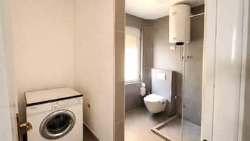 Bruser, hårtørrer, hjemmesko, håndklæder