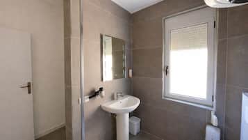 Douche, sĂšche-cheveux, chaussons, serviettes fournies