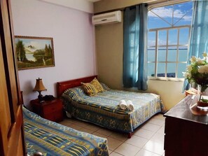 Escritorio, wifi gratis y ropa de cama 