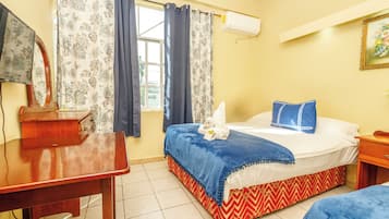 Habitación doble estándar, 2 camas matrimoniales | Escritorio, wifi gratis y ropa de cama