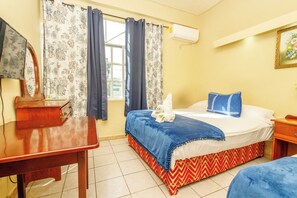 Standaard tweepersoonskamer, 2 tweepersoonsbedden | Een bureau, gratis wifi, beddengoed