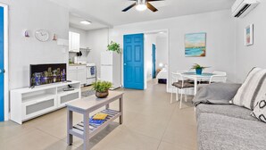 Twin Apartment | Living room | Flat-screen TV, Netflix, streaming services - The Blue House Fort Lauderdale (Fort Lauderdale)
