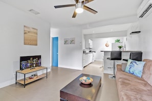 The Villa | Living room | Flat-screen TV, Netflix, streaming services