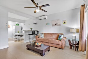 Villa básica | Sala de estar | Una televisión de pantalla plana, Netflix, servicios de streaming