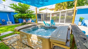 Outdoor spa tub - The Blue House Fort Lauderdale (Fort Lauderdale)