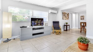 Cottage | Living room | Flat-screen TV, Netflix, streaming services - The Blue House Fort Lauderdale (Fort Lauderdale)