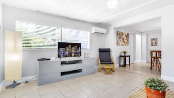 Cottage | Living room | Flat-screen TV, Netflix, streaming services