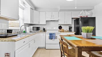 Cottage | Private kitchen | Microwave, stovetop, coffee/tea maker, cookware/dishes/utensils