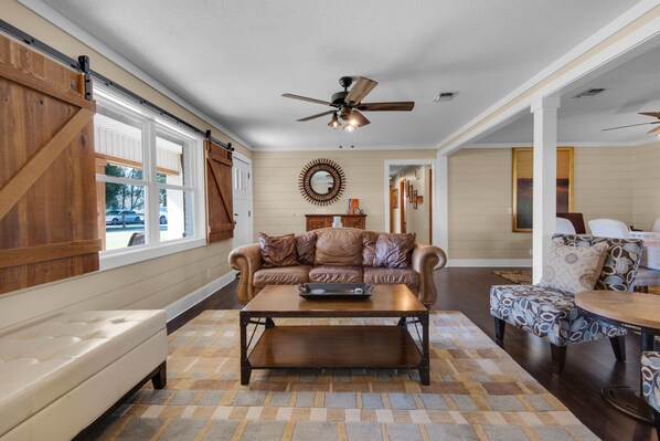 TV, DVD-spiller, bøker og filmbibliotek