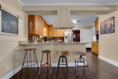 Ranch Getaway, Large Groups Accomodations possible, within an hour to the beach!