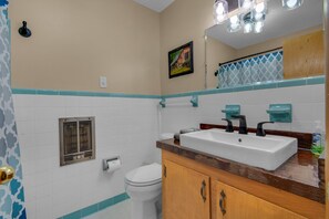 Combinazione doccia/vasca, asciugacapelli, asciugamani, sapone