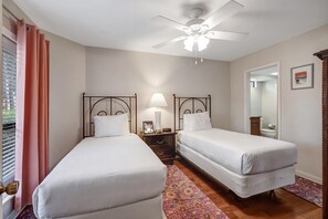3 quartos, acesso à internet, roupa de cama