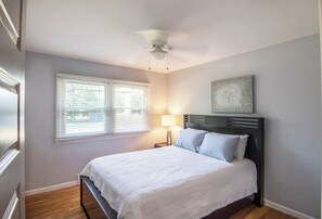 3 slaapkamers, een strijkplank/strijkijzer, reisbedje, gratis wifi