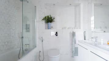 Apartment (2 Bedrooms) | Bathroom | Separate bathtub and shower, towels
