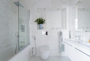 Apartment (2 Bedrooms) | Bathroom