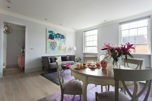 Apartment (2 Bedrooms) | Dining