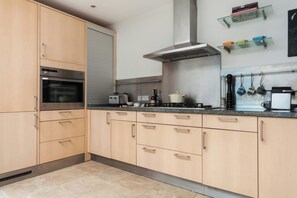 Apartment (3 Bedrooms) | Private kitchen | Fridge, oven, stovetop, toaster