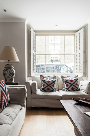 Apartment (3 Bedrooms) | Living area | TV, books